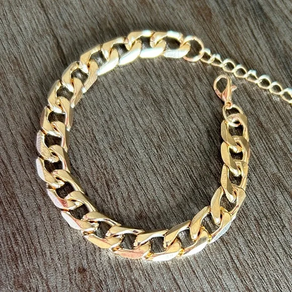 Stylish Gold Tone Cuban Link Bracelet - Picture 1 of 6